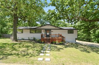 1143 N Oak Drive, Fayetteville, AR 72701