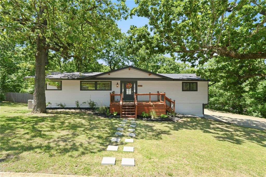 1143 N Oak Drive, Fayetteville, AR 72701