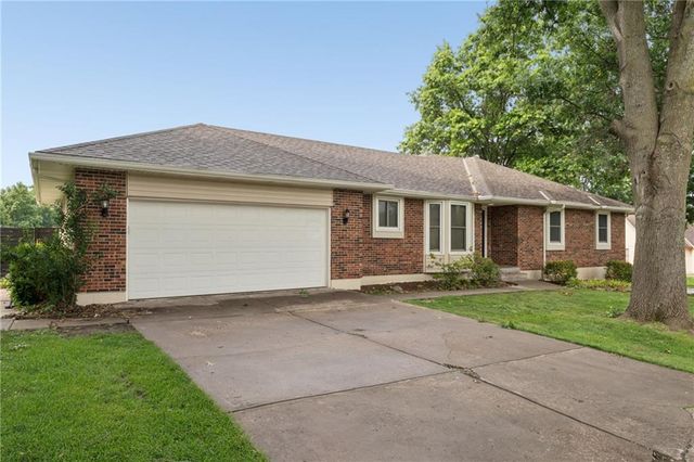 617 W Maple Street, Raymore, MO 64083