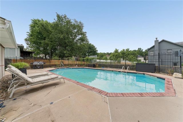 617 W Maple Street, Raymore, MO 64083