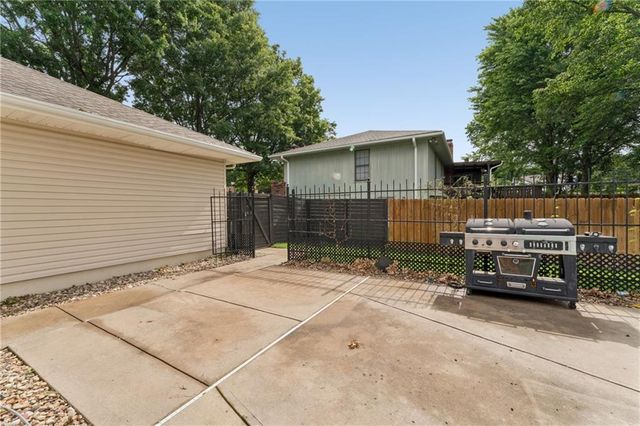 617 W Maple Street, Raymore, MO 64083