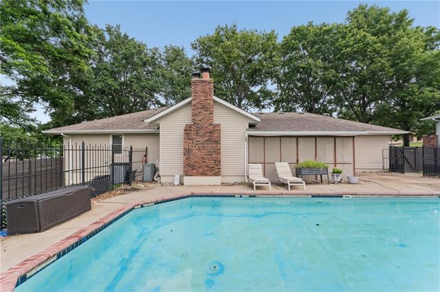 617 W Maple Street, Raymore, MO 64083