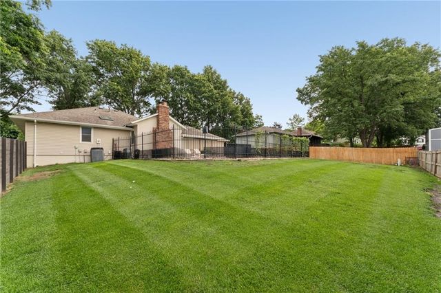 617 W Maple Street, Raymore, MO 64083