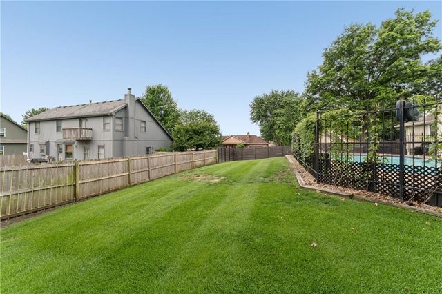 617 W Maple Street, Raymore, MO 64083