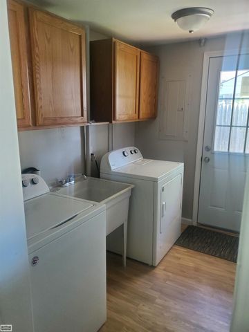 32315 beaconsfield street Road, Roseville, MI 48066