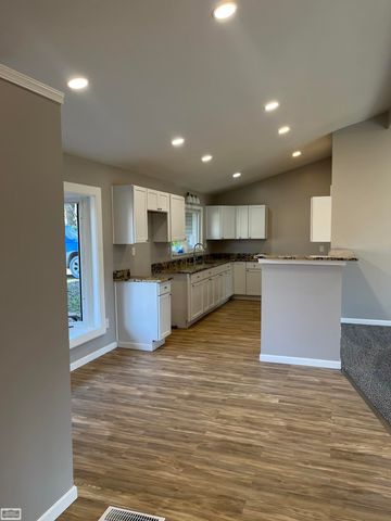 32315 beaconsfield street Road, Roseville, MI 48066