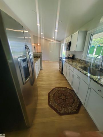 32315 beaconsfield street Road, Roseville, MI 48066