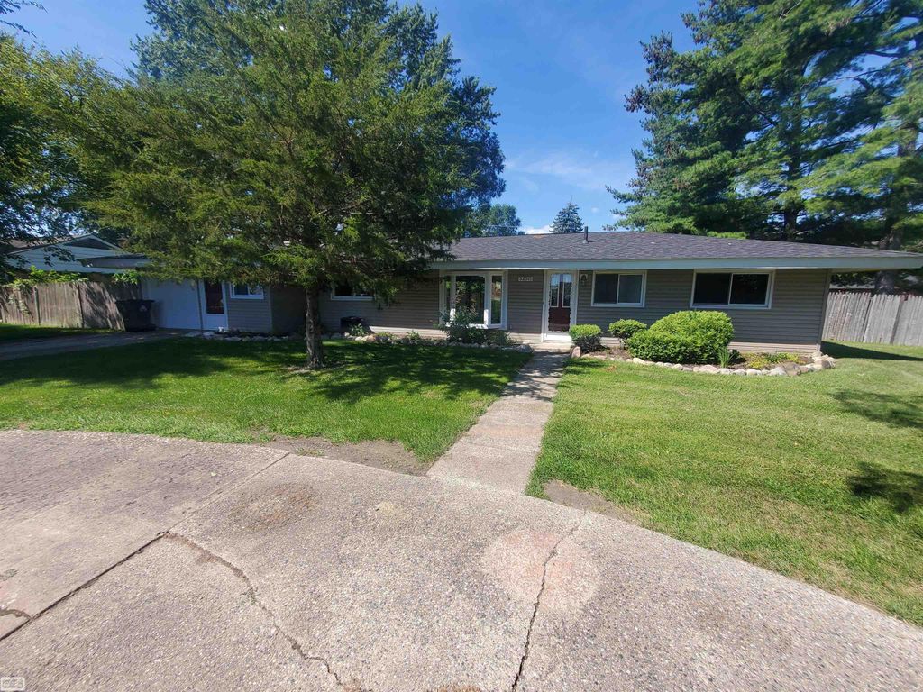 32315 beaconsfield street Road, Roseville, MI 48066