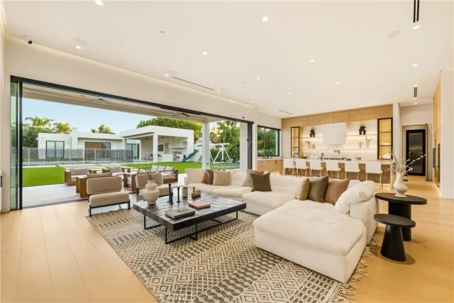 22924 Erwin Street, Woodland Hills, CA 91367