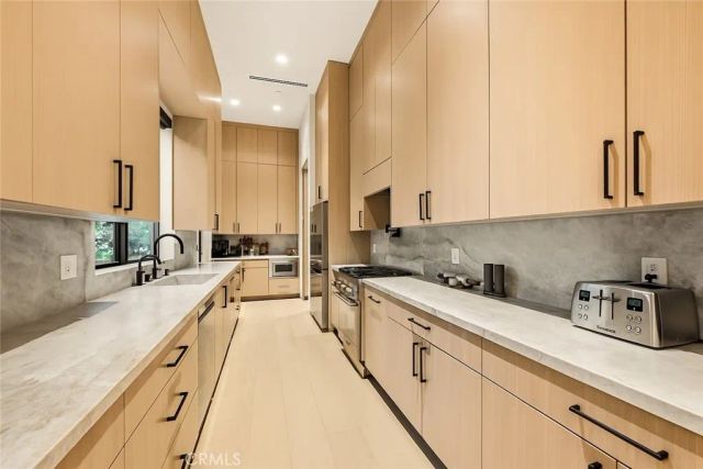 22924 Erwin Street, Woodland Hills, CA 91367