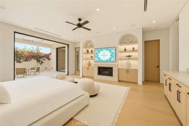 22924 Erwin Street, Woodland Hills, CA 91367