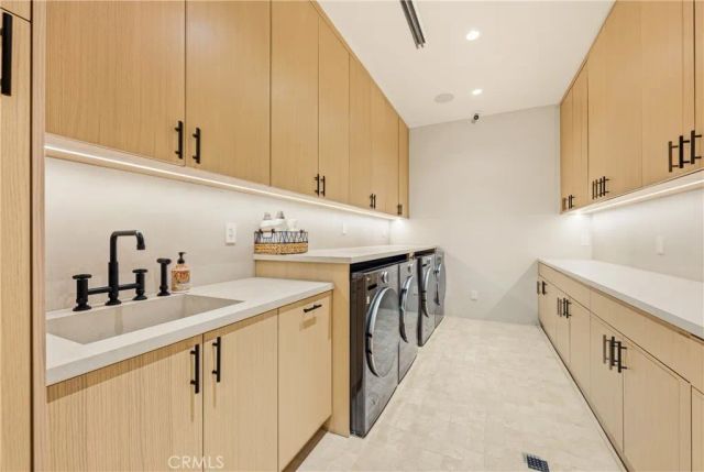 22924 Erwin Street, Woodland Hills, CA 91367