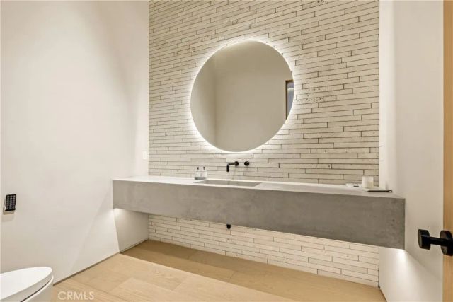 22924 Erwin Street, Woodland Hills, CA 91367