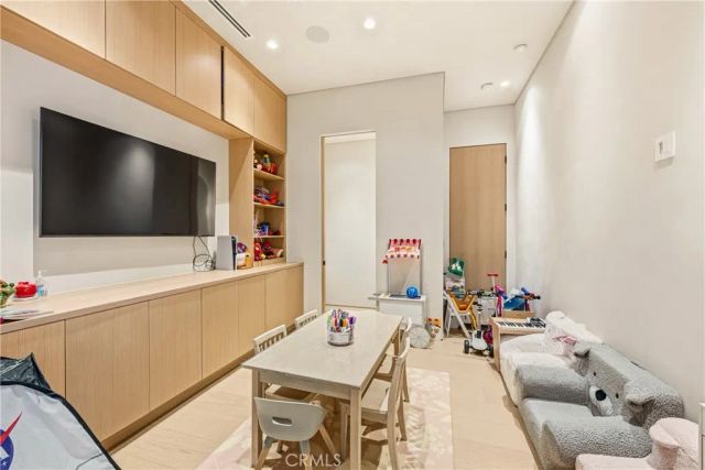 22924 Erwin Street, Woodland Hills, CA 91367