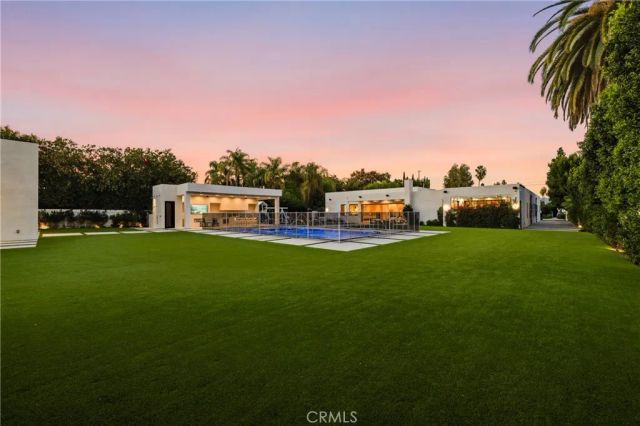 22924 Erwin Street, Woodland Hills, CA 91367