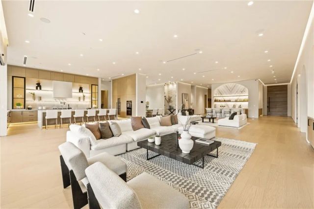 22924 Erwin Street, Woodland Hills, CA 91367