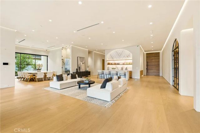 22924 Erwin Street, Woodland Hills, CA 91367