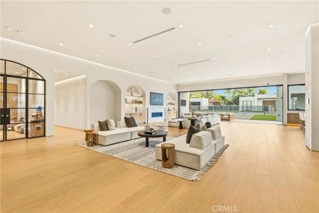 22924 Erwin Street, Woodland Hills, CA 91367