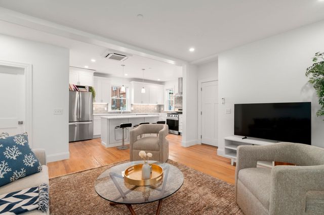 8 Brookside Ave 2, Boston, MA 02130