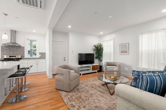 8 Brookside Ave 2, Boston, MA 02130