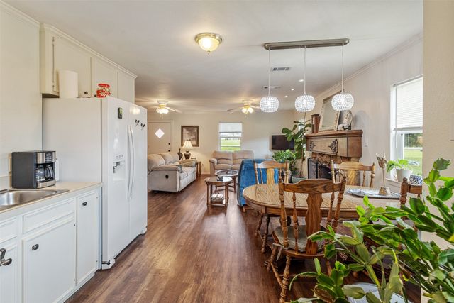 713 Midway Road, Tool, TX 75143