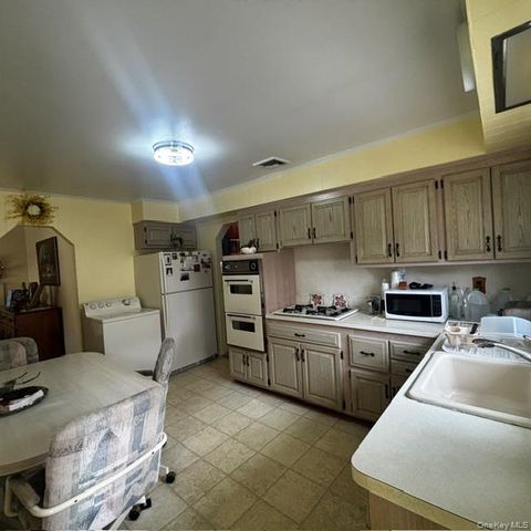 66 E Neptune Avenue, Lindenhurst, NY 11757