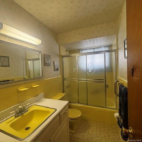 66 E Neptune Avenue, Lindenhurst, NY 11757