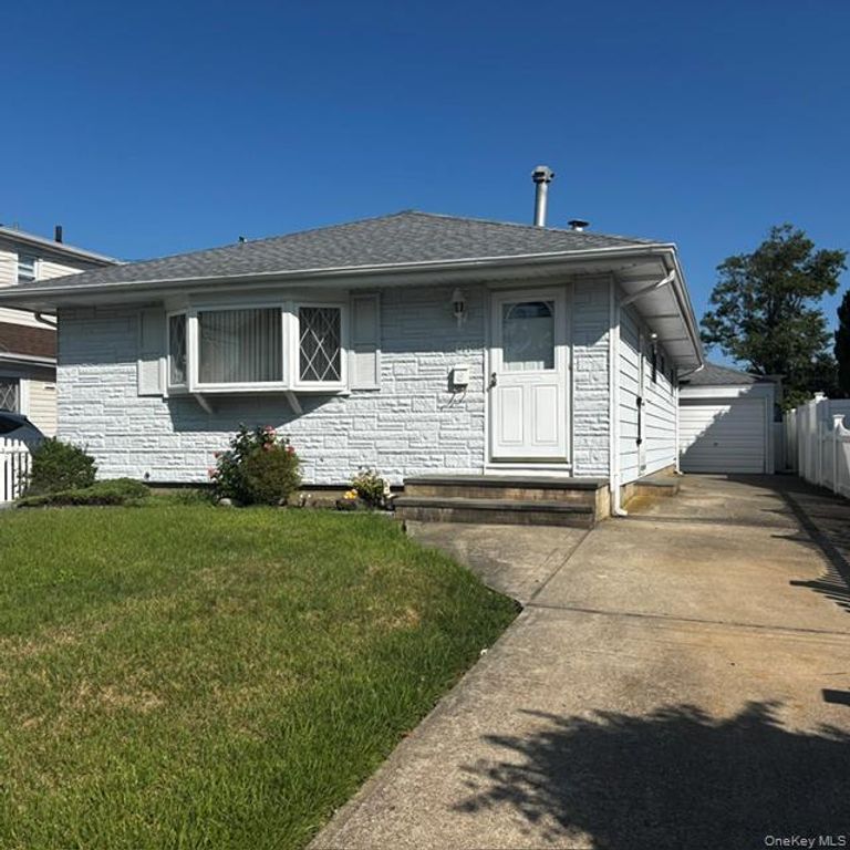 66 E Neptune Avenue, Lindenhurst, NY 11757 — photo 2