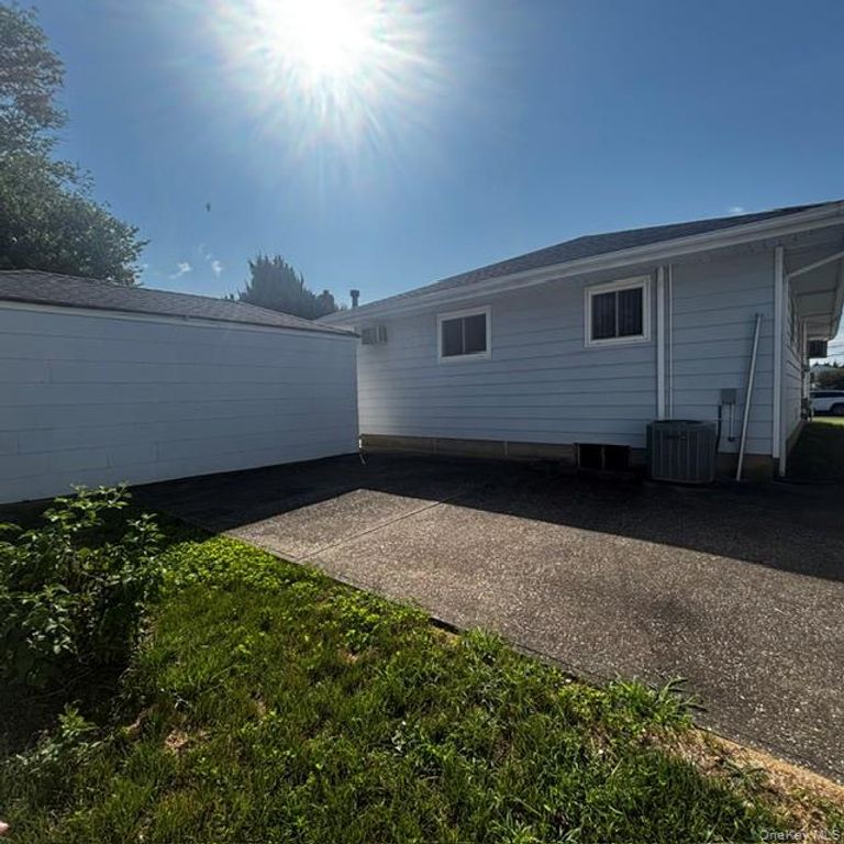 66 E Neptune Avenue, Lindenhurst, NY 11757 — photo 4