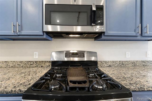 54908 N Grenelefe Circle, South Lyon, MI 48178