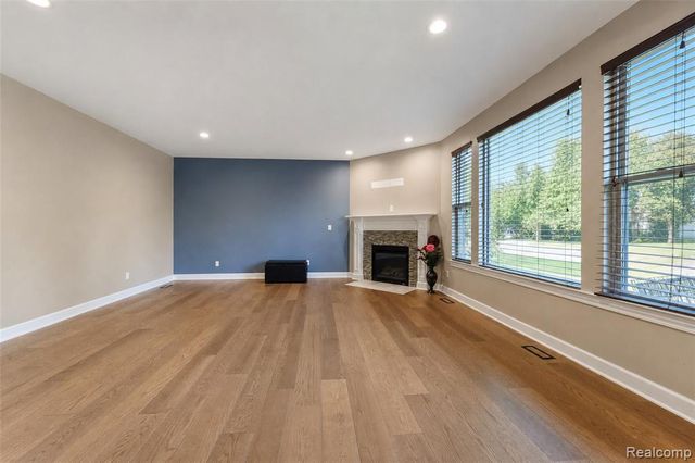54908 N Grenelefe Circle, South Lyon, MI 48178