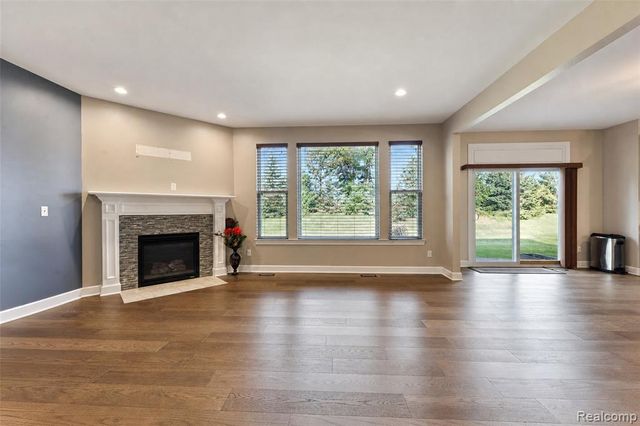 54908 N Grenelefe Circle, South Lyon, MI 48178