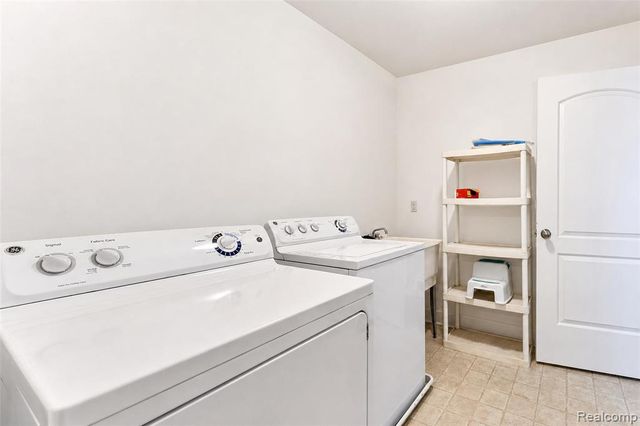 54908 N Grenelefe Circle, South Lyon, MI 48178