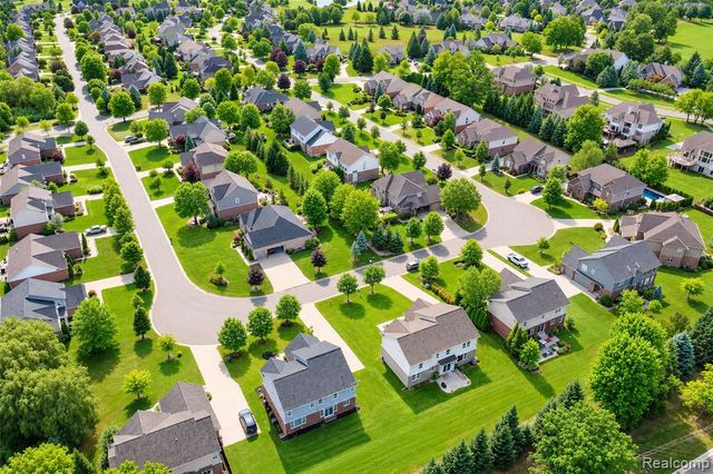 54908 N Grenelefe Circle, South Lyon, MI 48178