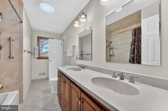 1 JOHN COURT, Hamilton, NJ 08620