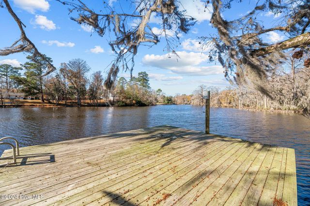 611 Creekwood Drive, Trent Woods, NC 28562