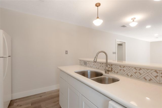 2401 Sycamore Avenue E6, Huntsville, TX 77340