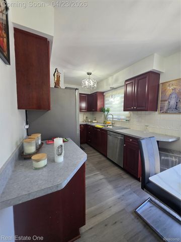2898 Roundtree Drive, Troy, MI 48083
