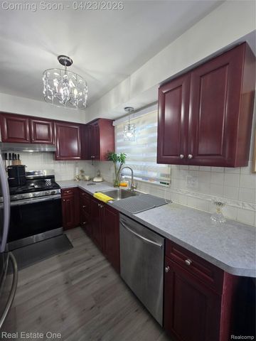 2898 Roundtree Drive, Troy, MI 48083