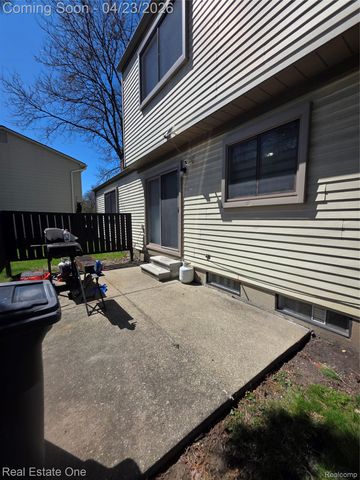 2898 Roundtree Drive, Troy, MI 48083