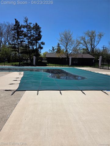 2898 Roundtree Drive, Troy, MI 48083