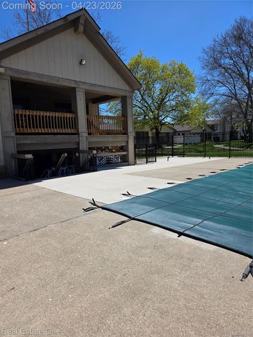 2898 Roundtree Drive, Troy, MI 48083