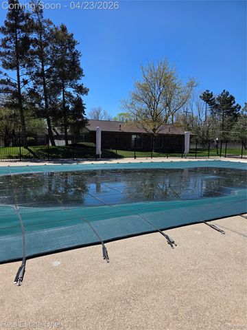2898 Roundtree Drive, Troy, MI 48083