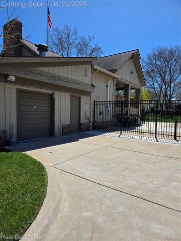 2898 Roundtree Drive, Troy, MI 48083