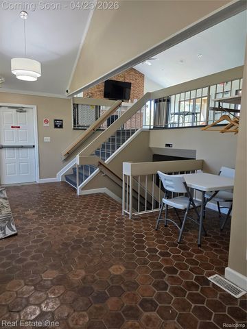 2898 Roundtree Drive, Troy, MI 48083
