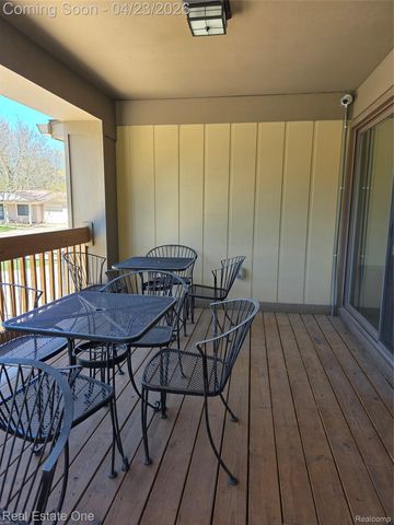 2898 Roundtree Drive, Troy, MI 48083