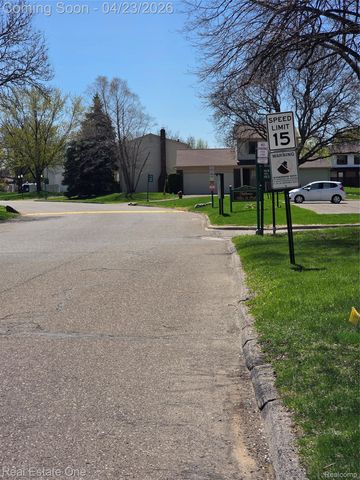 2898 Roundtree Drive, Troy, MI 48083