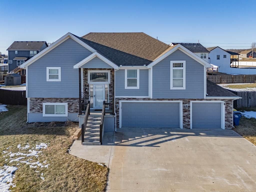 928 N Oak Terrace, Tonganoxie, KS 66086 — exterior