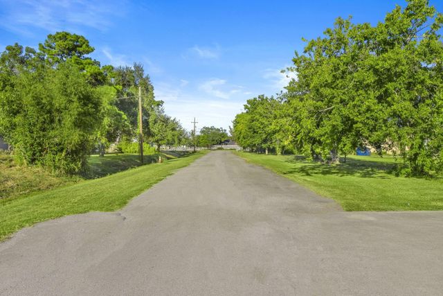 2401 Termini Street, Dickinson, TX 77539