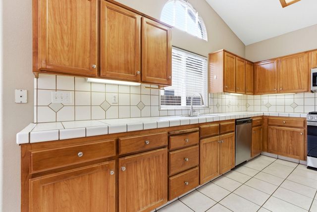 2744 W Ceres Court, Visalia, CA 93291